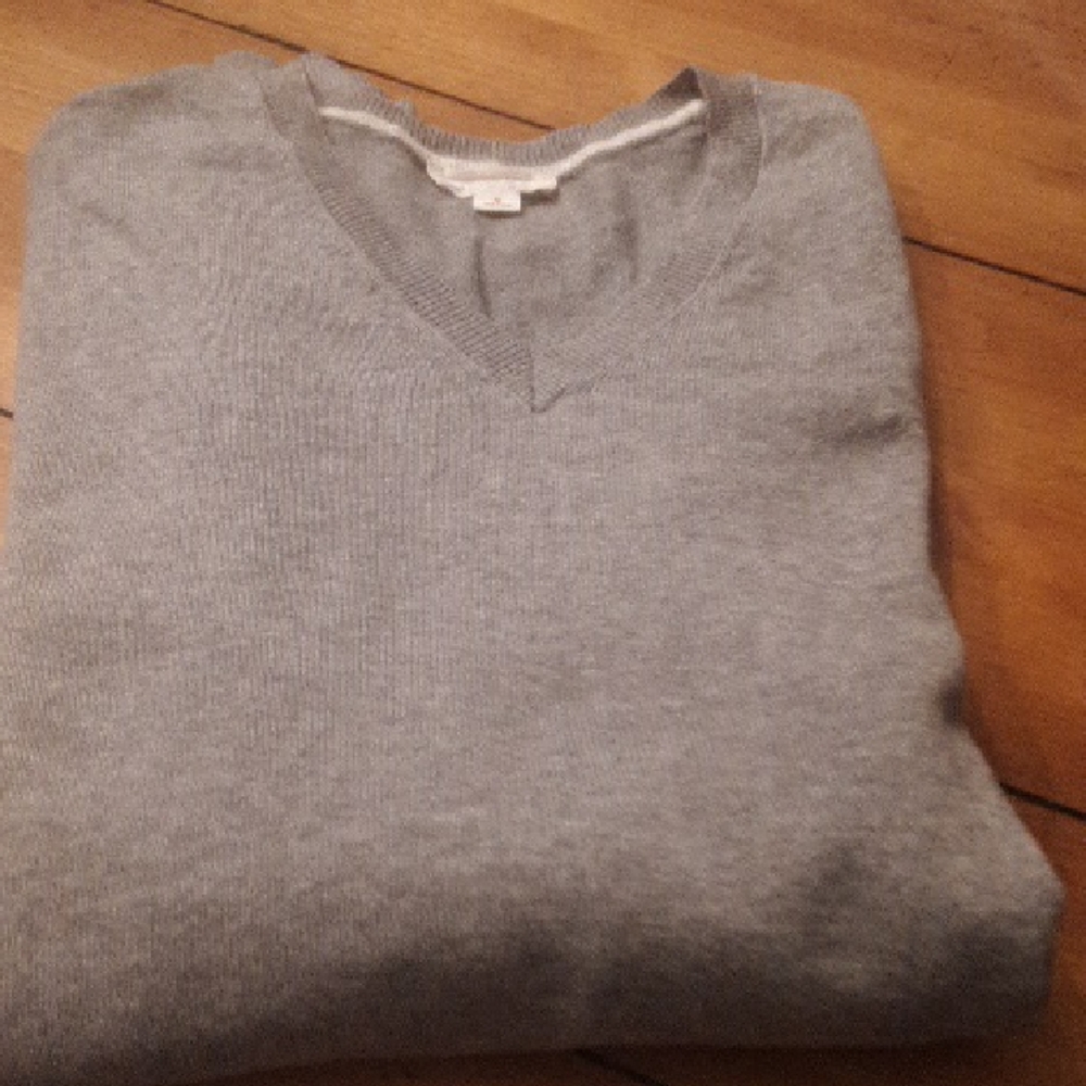 GAP  Light Gray V-Neck Sweater, Wonens Or Mens